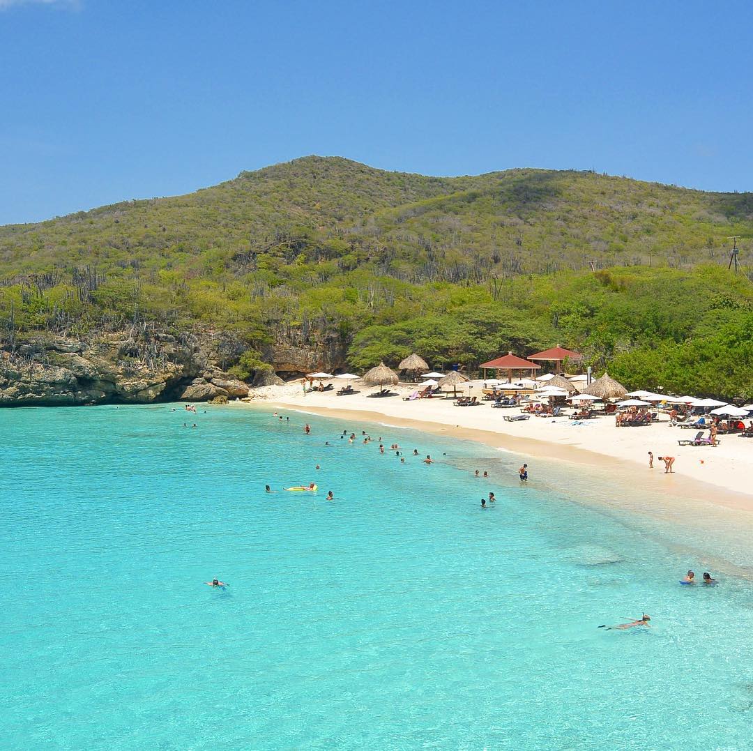 Grote Knip strand Curaçao met helderblauw water en witte zandkust