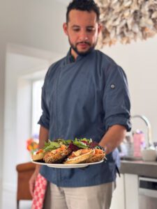 Private chef Curaçao Chef Octavio serving gourmet salmon bagels with fresh greens at Villa Grandi.